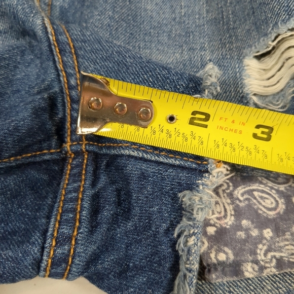 Old Navy Women's Boyfriend Distressed Blue Jean Shorts , Size 6 - Picture 6 of 7